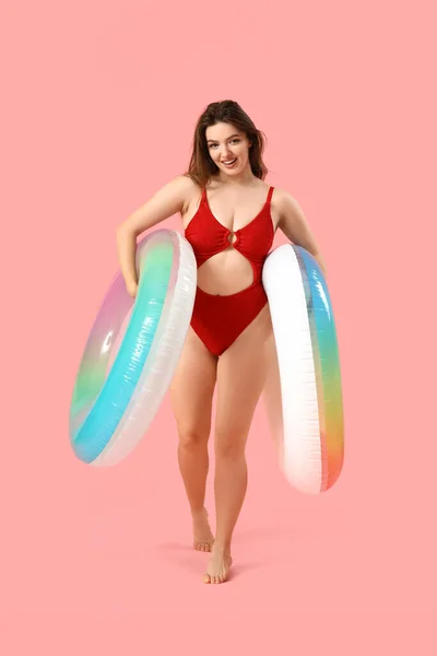 Junge Frau Mit Schwimmringen Auf Rosa Hintergrund — Stockfoto