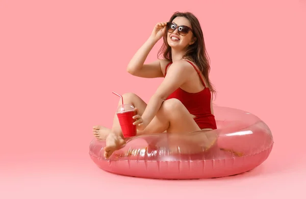 Junge Frau Mit Soda Und Schwimmring Auf Rosa Hintergrund — Stockfoto