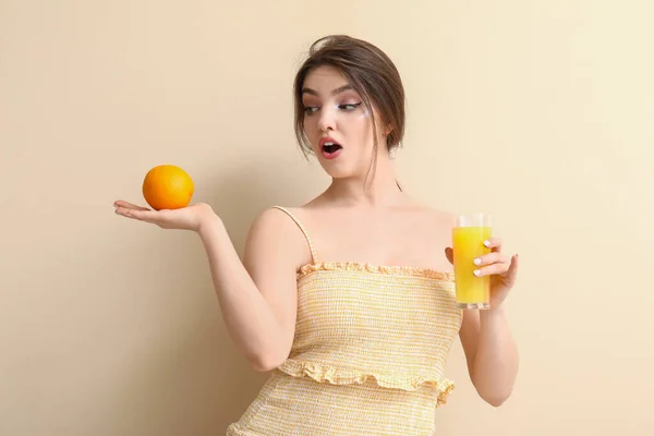 Shocked Young Woman Glass Juice Orange Beige Background — Stock Photo, Image