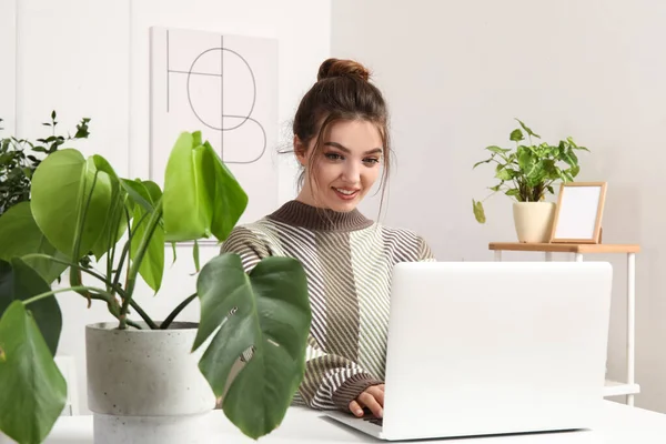 Kvinnlig Frilansare Arbetar Med Bärbar Dator Vid Bordet Kontoret — Stockfoto