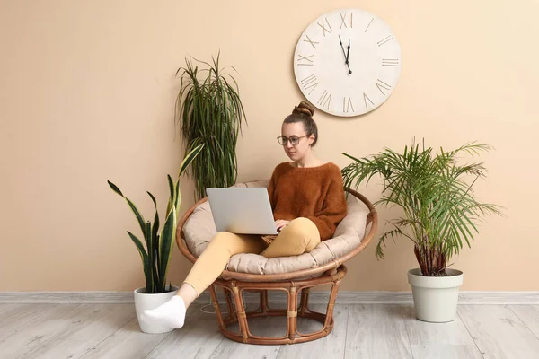 Freiberuflerin Arbeitet Hause Mit Laptop Sessel — Stockfoto