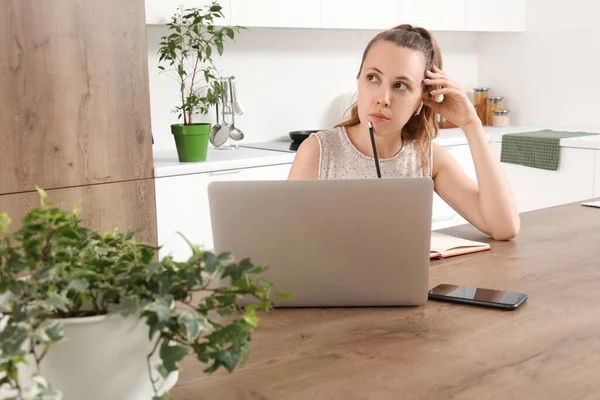 Freelancer Feminino Cuidadoso Trabalhando Com Laptop Mesa Cozinha — Fotografia de Stock