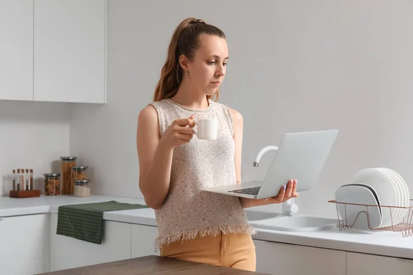 Kvinnlig Frilansare Med Kopp Kaffe Och Laptop Som Arbetar Köket — Stockfoto