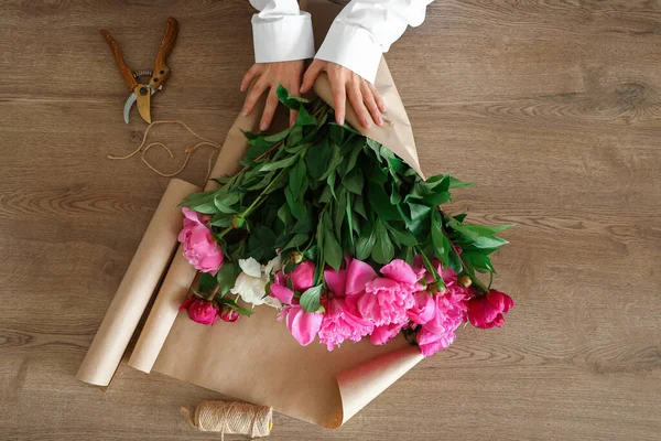 Junge Frau Macht Strauß Von Pfingstrosen Blumen Der Küche Draufsicht — Stockfoto