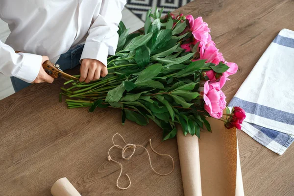 Νεαρή Γυναίκα Κοπή Παιώνιος Λουλούδια Στο Τραπέζι Στην Κουζίνα Closeup — Φωτογραφία Αρχείου