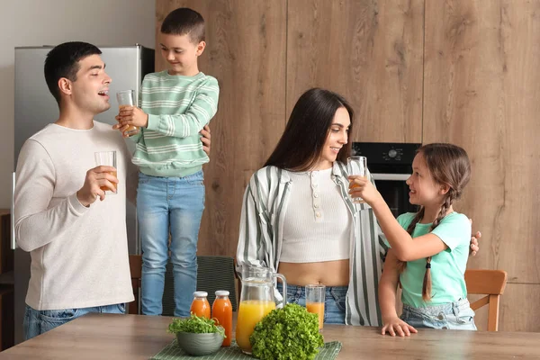 Щасливі Батьки Маленькими Дітьми Ють Апельсиновий Сік Кухні — стокове фото