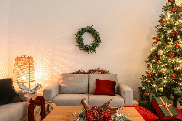 Interior Living Room Christmas Tree Sofas Glowing Lights — Stock Photo, Image