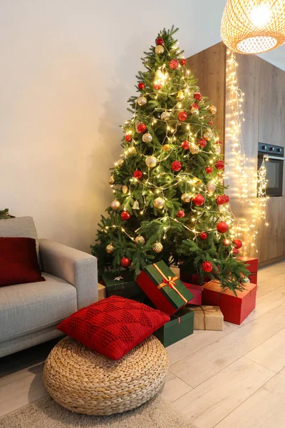 Árvore Natal Brilhante Com Presentes Sala Estar — Fotografia de Stock