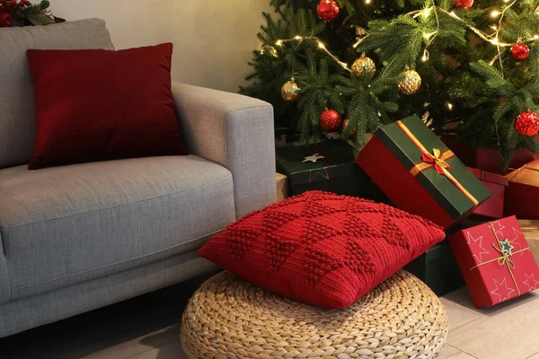 Árvore Natal Brilhante Com Presentes Sala Estar — Fotografia de Stock