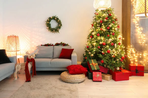 Innenraum Des Wohnzimmers Mit Weihnachtsbaum Sofas Und Leuchtenden Lichtern — Stockfoto