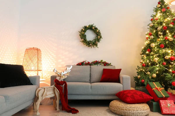 Interieur Van Woonkamer Met Kerstboom Banken Gloeiende Verlichting — Stockfoto