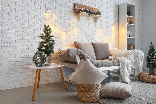 Interior Sala Estar Con Árboles Navidad Sofá Luces Brillantes —  Fotos de Stock