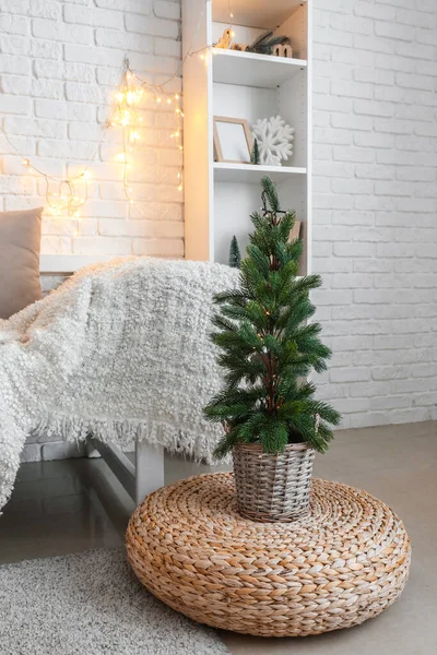 Kleiner Weihnachtsbaum Auf Hocker Wohnzimmer — Stockfoto