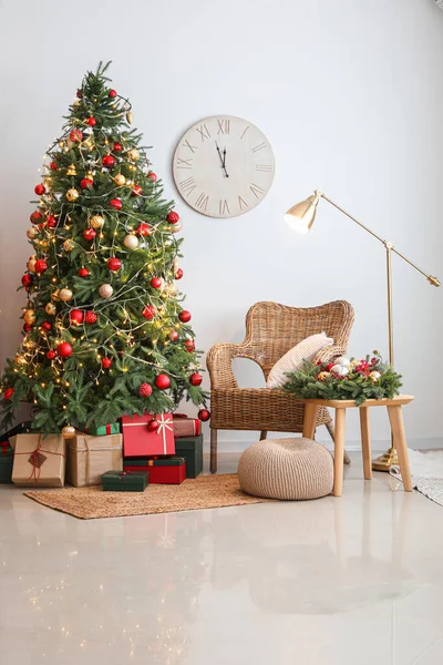 Interieur Woonkamer Met Gloeiende Kerstboom Fauteuil Lamp — Stockfoto
