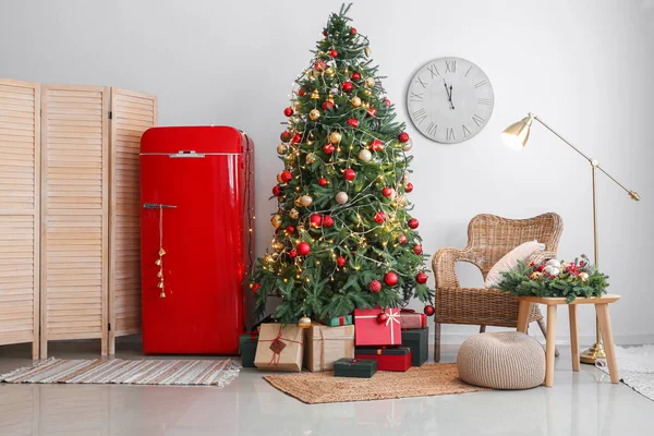 Interior Habitación Con Árbol Navidad Nevera Luces Brillantes — Foto de Stock
