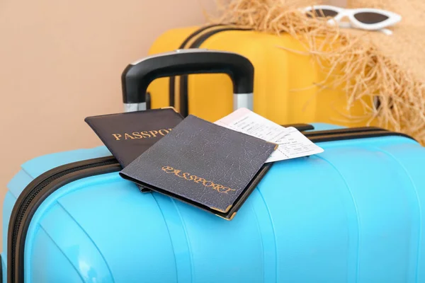 Bőröndök Útlevelekkel Jegyekkel Tengerparti Kiegészítőkkel Narancssárga Alapon Utazási Koncepció — Stock Fotó