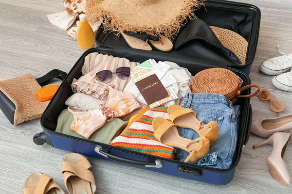 装有衣服 海滩配件 护照和地板票的手提箱 旅行概念 — 图库照片