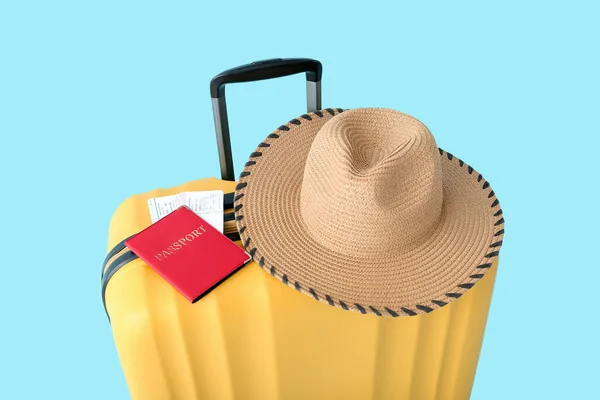 Koffer Mit Korbmütze Rotem Pass Und Tickets Auf Blauem Hintergrund — Stockfoto