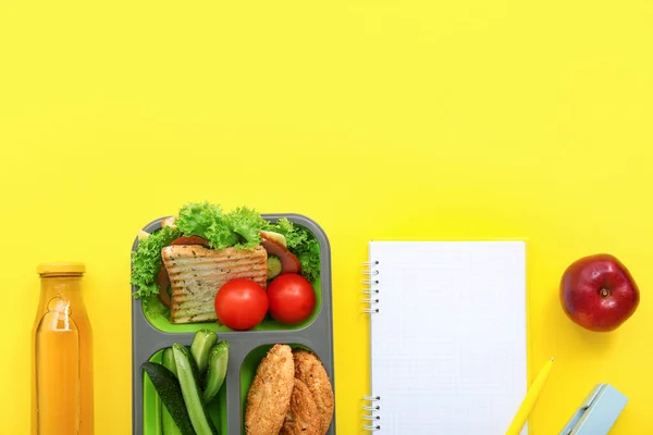 Канцелярские Принадлежности Чистый Блокнот Коробка Напитками Обедом Вкусной Едой Желтом — стоковое фото