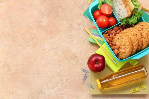 Schreibwaren Getränke Und Lunchbox Mit Leckerem Essen Auf Orangefarbenem Grunge — Stockfoto