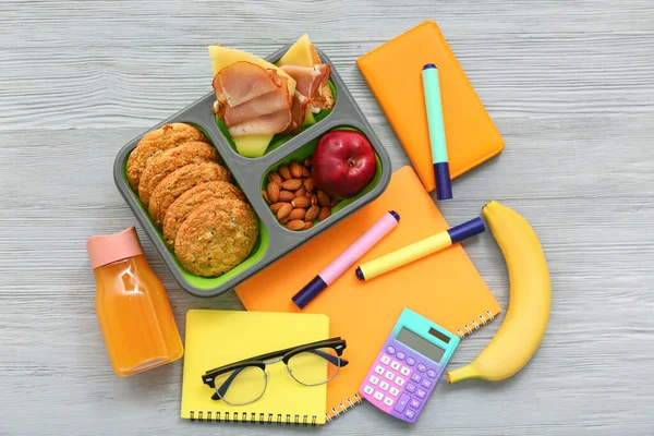 Schreibwaren Getränke Und Lunchbox Mit Leckerem Essen Auf Grauem Holzgrund — Stockfoto