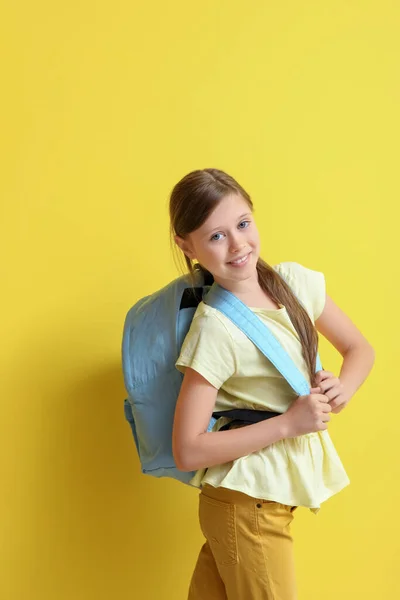 Kleines Mädchen Mit Rucksack Auf Gelbem Hintergrund — Stockfoto