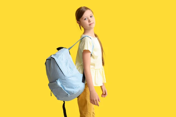 Sarı Arka Planda Sırt Çantalı Küçük Kız — Stok fotoğraf