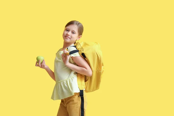 Malá Dívka Jablkem Batohem Žlutém Pozadí — Stock fotografie