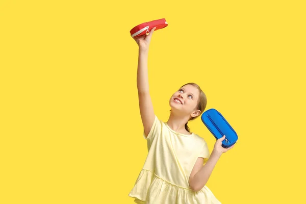Kleines Mädchen Mit Mäppchen Auf Gelbem Hintergrund — Stockfoto
