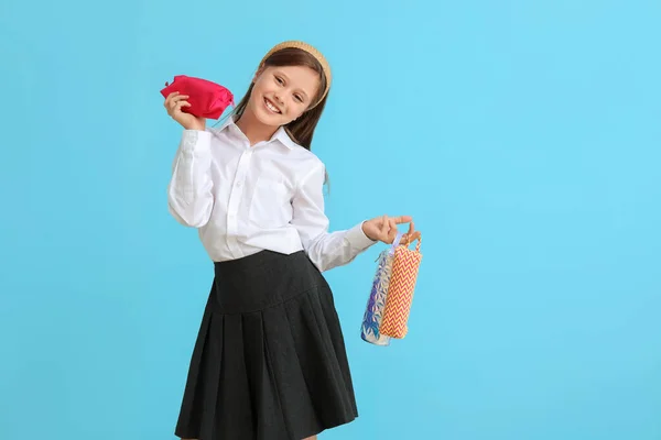 Kis Iskolás Lány Ceruzatárcákkal Kék Háttérrel — Stock Fotó