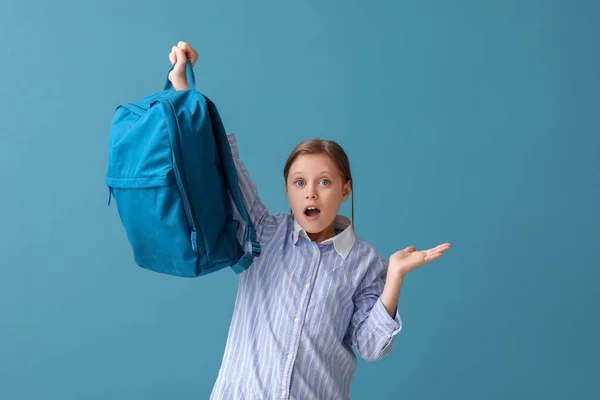 Schockiertes Kleines Schulmädchen Mit Rucksack Auf Blauem Hintergrund — Stockfoto