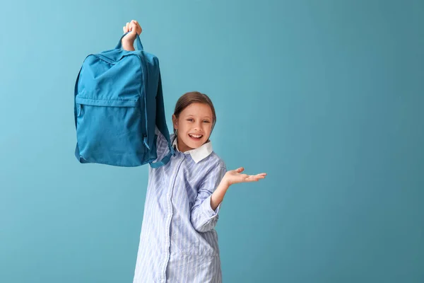 Kleine Schülerin Mit Rucksack Auf Blauem Hintergrund — Stockfoto