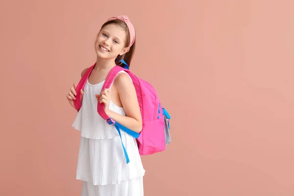 Klein Schoolmeisje Met Rugzak Roze Achtergrond — Stockfoto
