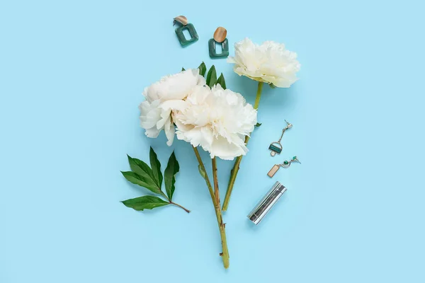 Sammansättning Med Vackra Pion Blommor Örhängen Och Läppstift Färg Bakgrund — Stockfoto