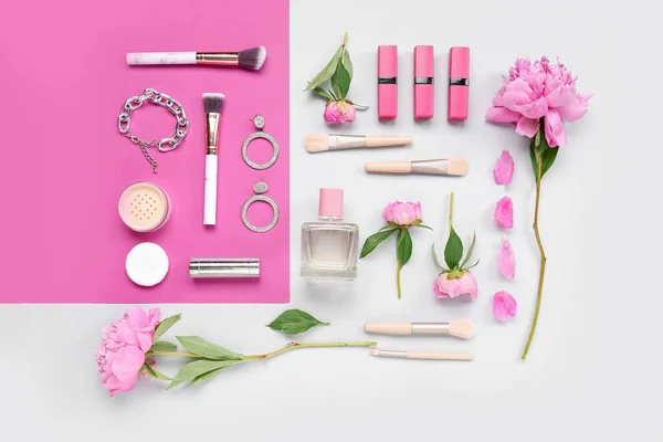 Komposition Mit Weiblichen Accessoires Kosmetik Make Pinseln Und Pfingstrosenblumen Auf — Stockfoto