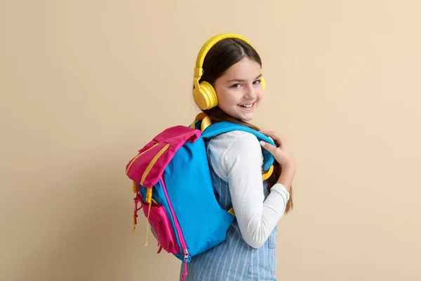 Μικρή Μαθήτρια Ακουστικά Και Σακίδιο Πλάτης Μπεζ Φόντο — Φωτογραφία Αρχείου