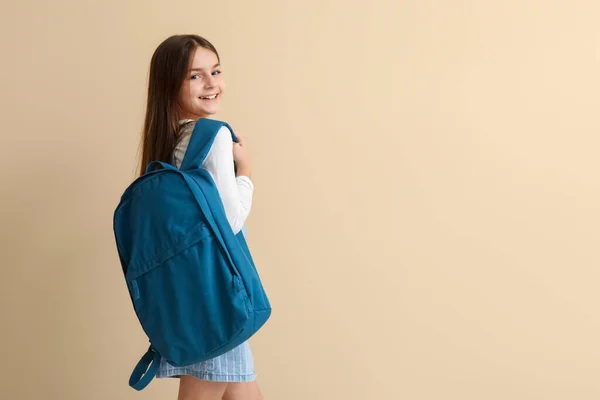 Kleines Schulmädchen Mit Rucksack Auf Beigem Hintergrund — Stockfoto