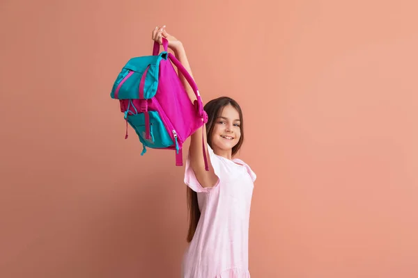 Κοριτσάκι Σακίδιο Ροζ Φόντο — Φωτογραφία Αρχείου