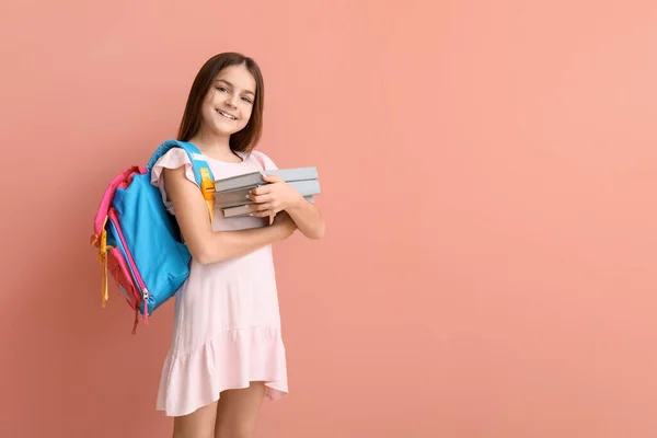 Kleines Mädchen Mit Büchern Und Rucksack Auf Rosa Hintergrund — Stockfoto