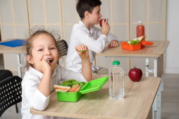 Kleines Mädchen Isst Mittagessen Klassenzimmer — Stockfoto