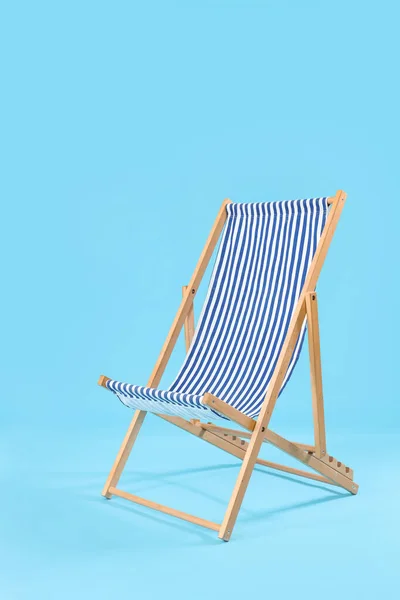 Striped Deck Chair Blue Background — Stock Photo, Image