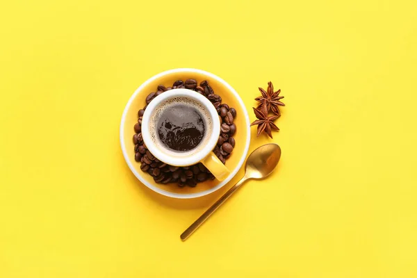 Tasse Kaffee Serviert Mit Bohnen Und Sternanis Auf Gelbem Hintergrund — Stockfoto