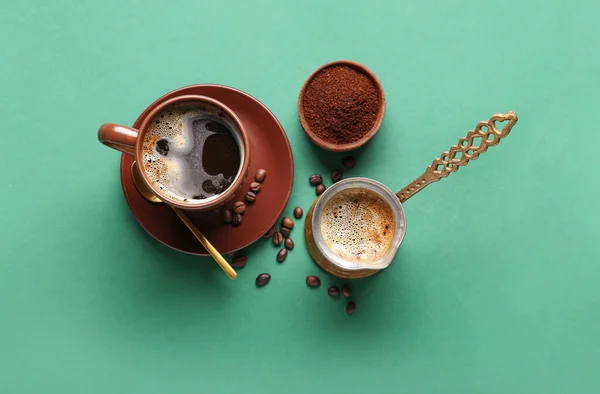 Cezve Und Tasse Mit Kaffeebohnen Auf Grünem Hintergrund Dekoriert — Stockfoto