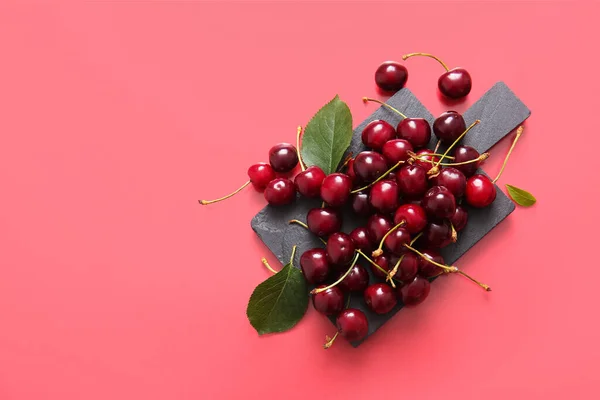 Board Sweet Cherries Red Background — Stock Photo, Image