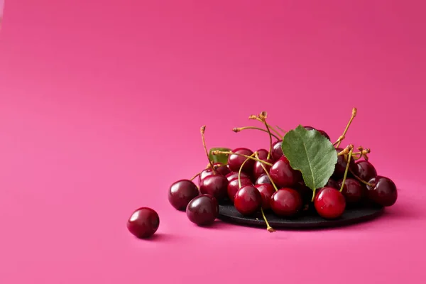 Board Sweet Cherries Pink Background — Stock Photo, Image