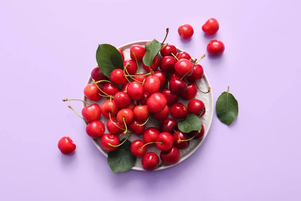 Plate Sweet Cherries Leaves Lilac Background — Stock Photo, Image