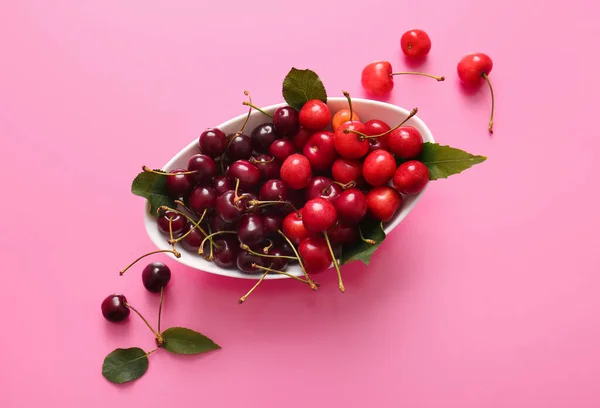 Bowl Sweet Cherries Leaves Pink Background — Stock Photo, Image
