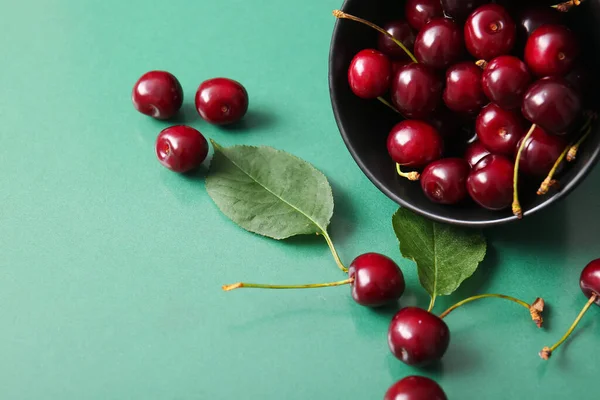 Bowl Sweet Cherries Green Background — Stock Photo, Image