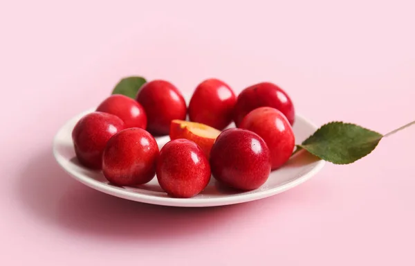 Plate Sweet Cherries Leaves Pink Background — Stock Photo, Image