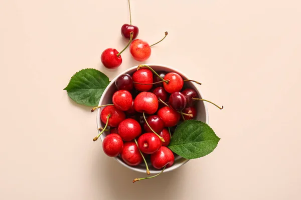 Bowl Sweet Cherries Leaves Beige Background — Stock Photo, Image